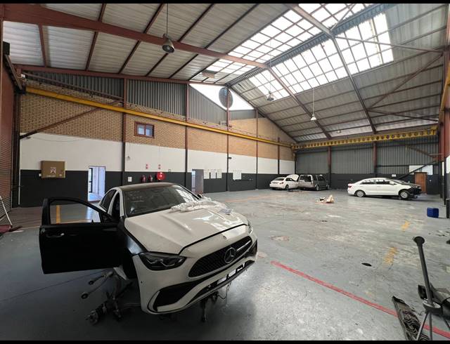 544M² WAREHOUSE TO LET IN ROOIHUISKRAAL